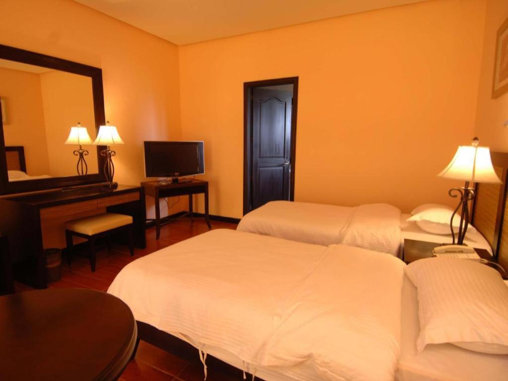Planta Centro Bacolod Hotel & Residences Экстерьер фото