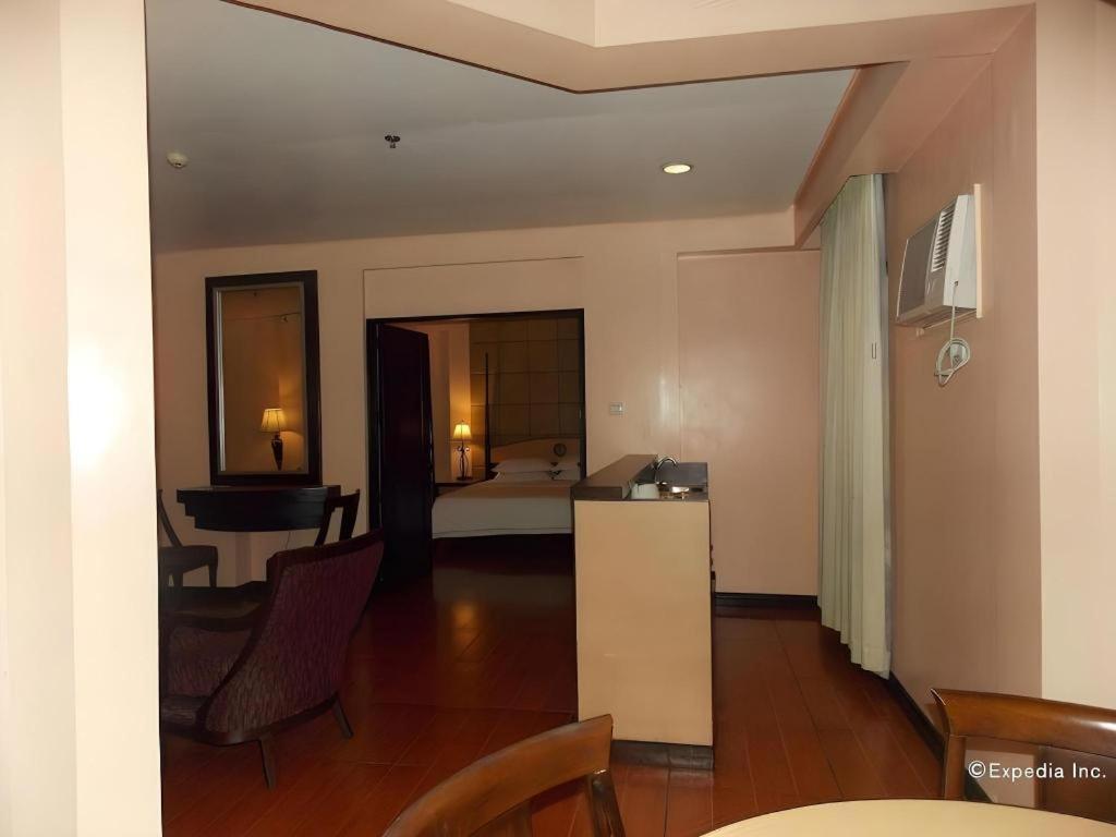 Planta Centro Bacolod Hotel & Residences Экстерьер фото