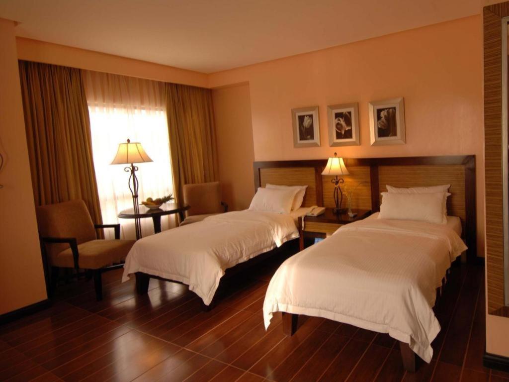 Planta Centro Bacolod Hotel & Residences Экстерьер фото
