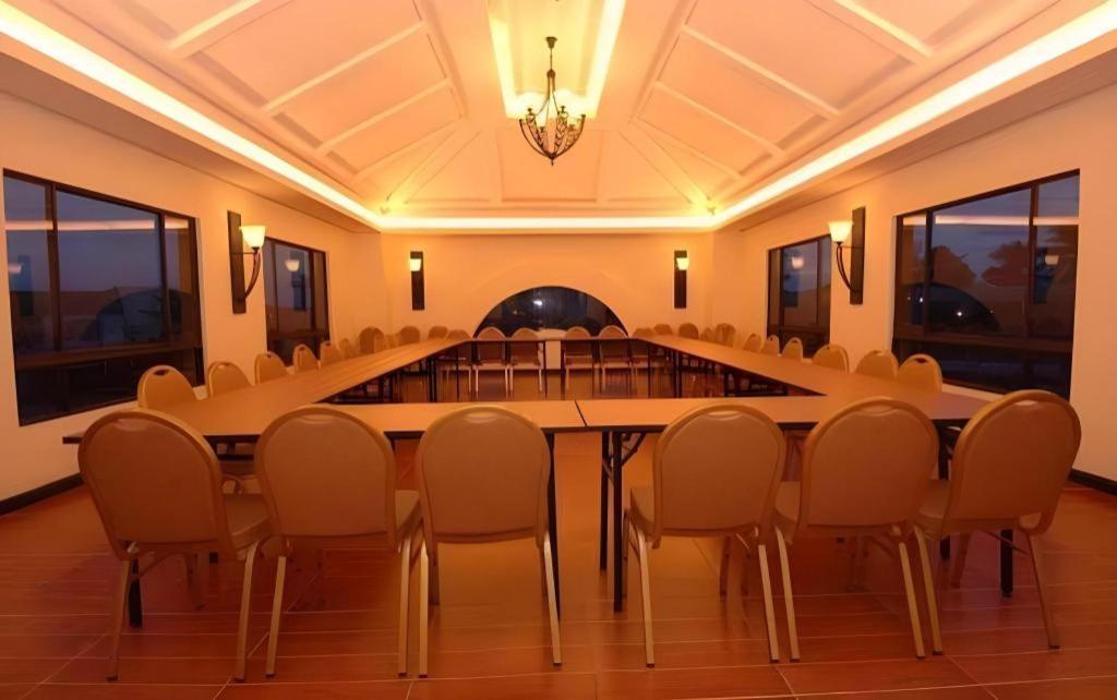 Planta Centro Bacolod Hotel & Residences Экстерьер фото