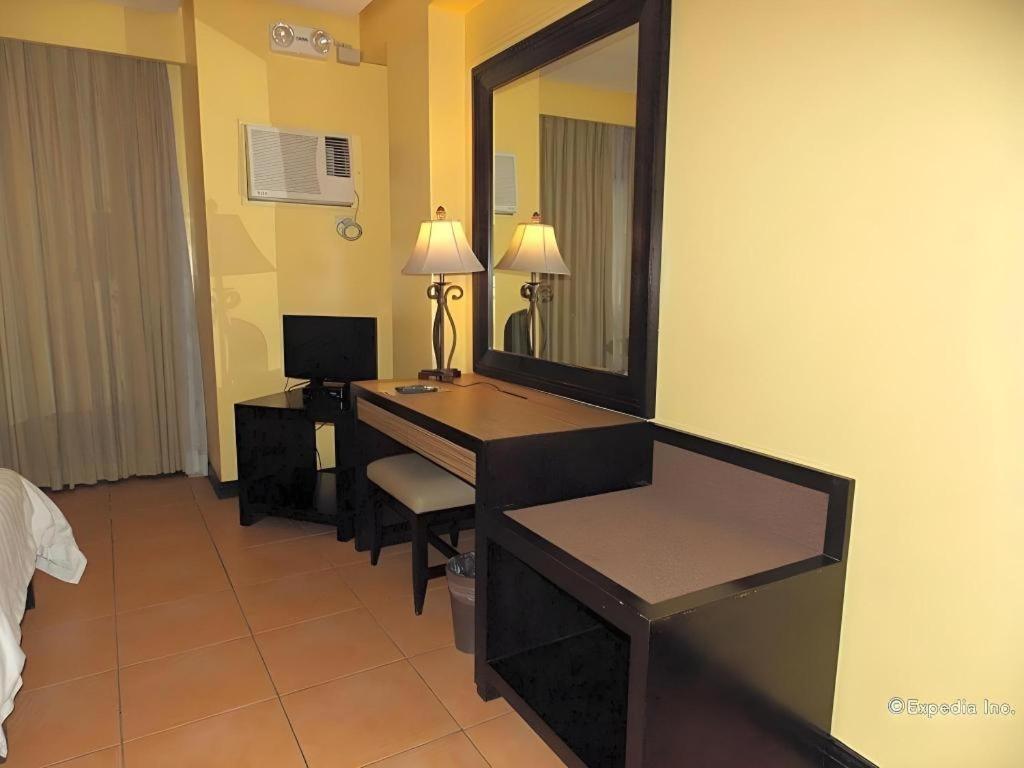 Planta Centro Bacolod Hotel & Residences Экстерьер фото
