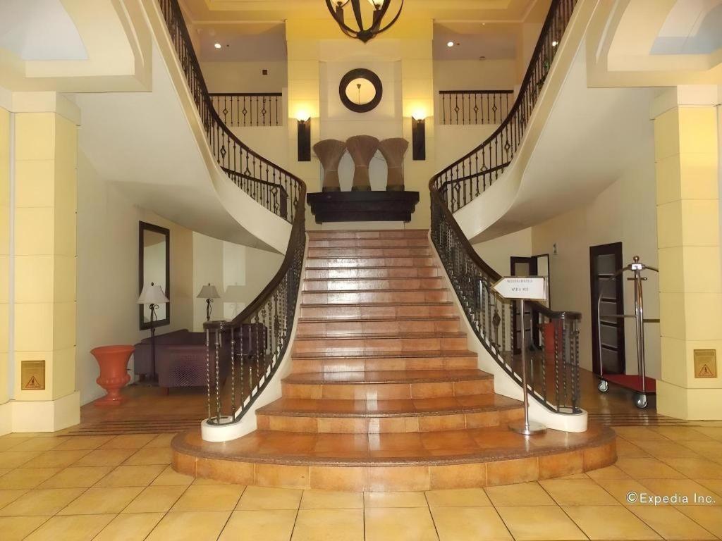 Planta Centro Bacolod Hotel & Residences Экстерьер фото
