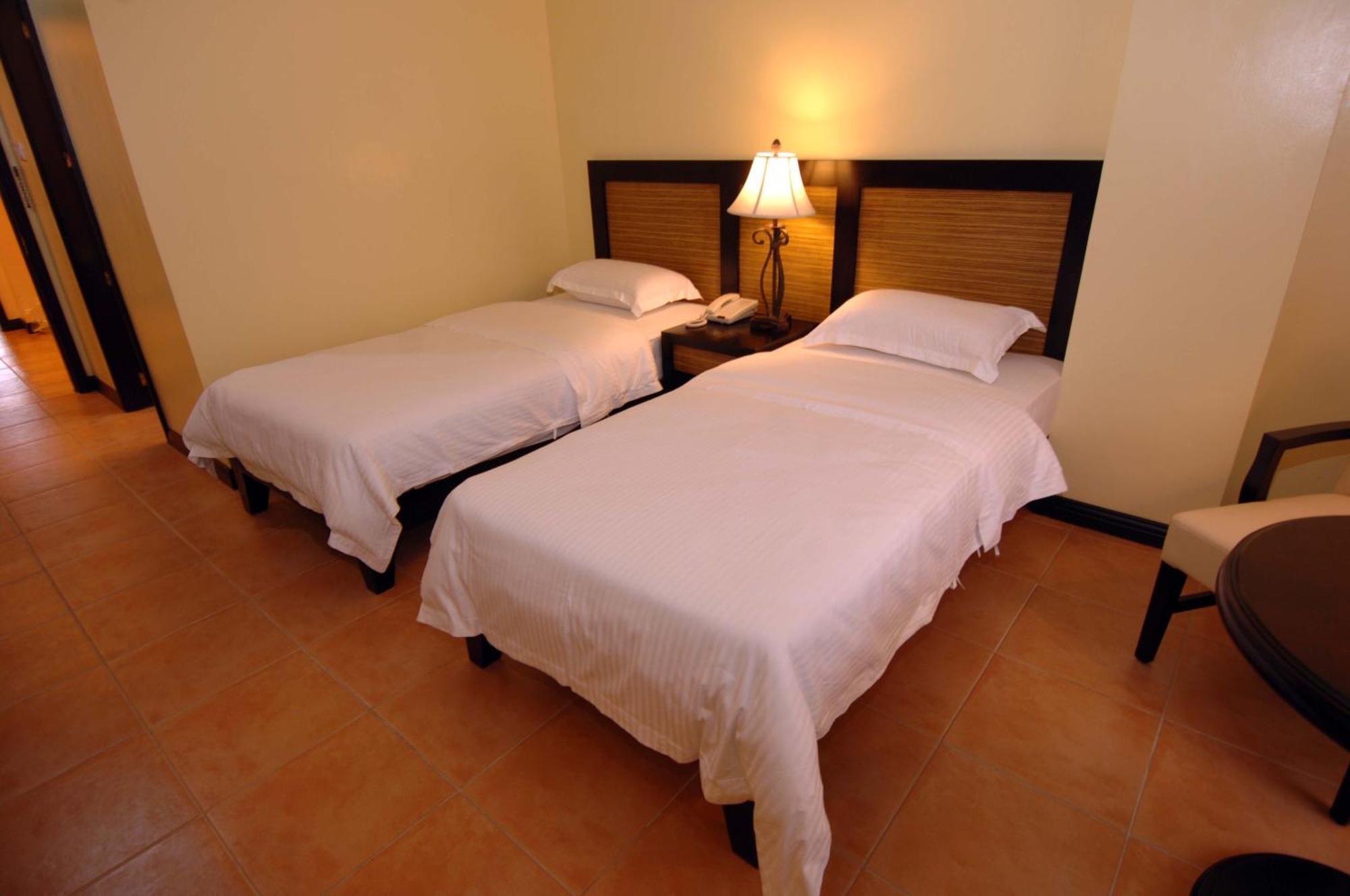 Planta Centro Bacolod Hotel & Residences Экстерьер фото