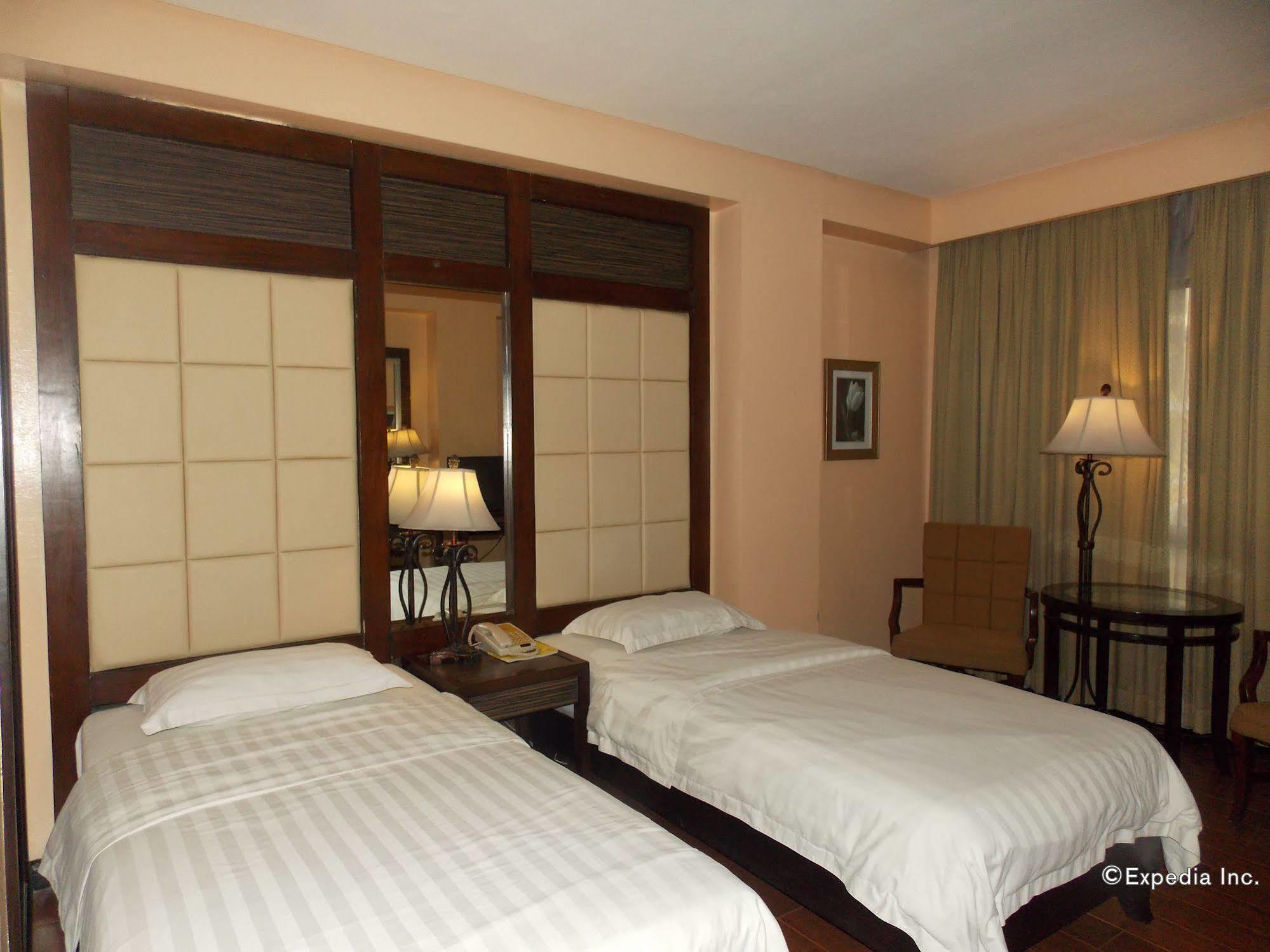 Planta Centro Bacolod Hotel & Residences Экстерьер фото
